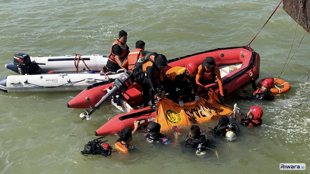 Penyelam SAR mengevakuasi jasad pemuda yang dilaporkan sengaja melompat dari dermaga Pelabuhan Kaliwungu Kenda